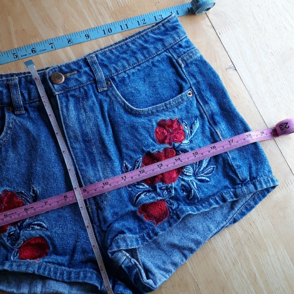 H&M Coachella Floral embroidered shorts - Picture 2 of 6